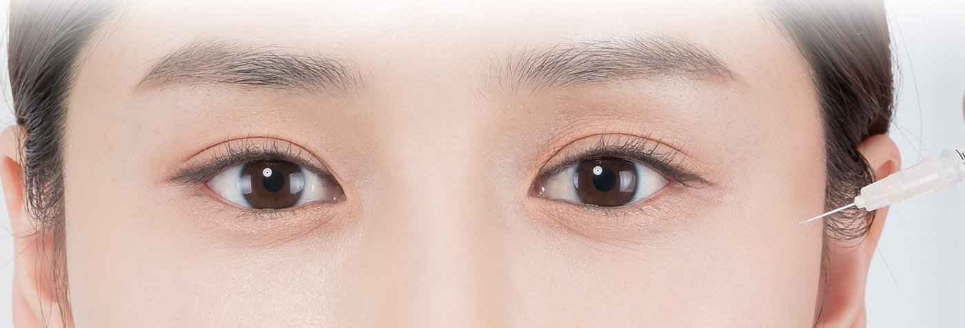 여성의 두 눈과 주사기